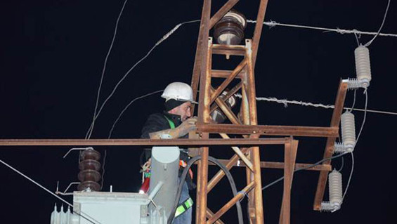 DEDAŞ elektriği kesti, belediyeler DEDAŞ binalarını mühürledi