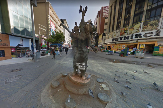 Barış Heykeli’ni çöp kamyonu yıktı