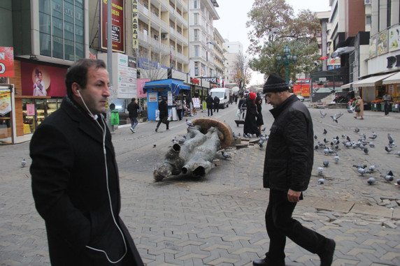 Barış Heykeli’ni çöp kamyonu yıktı
