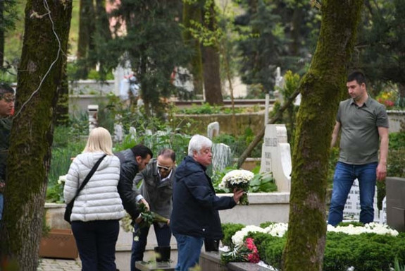 Mina Başaran’ın babaanne, babası ve nişanlısı mezarı başına geldi