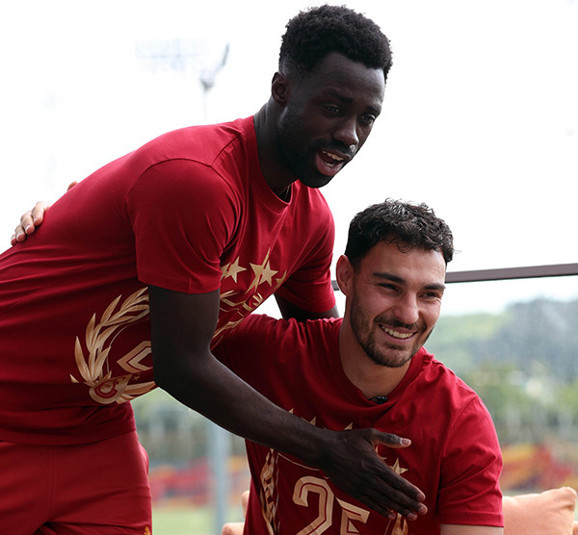 Özel Röportaj - Kaan Ayhandan Spor Arenaya çok konuşulacak açıklamalar: Hedef 6. yıldız | Osimheni ikna etmek zor | Bu sezon en mutlu anım...