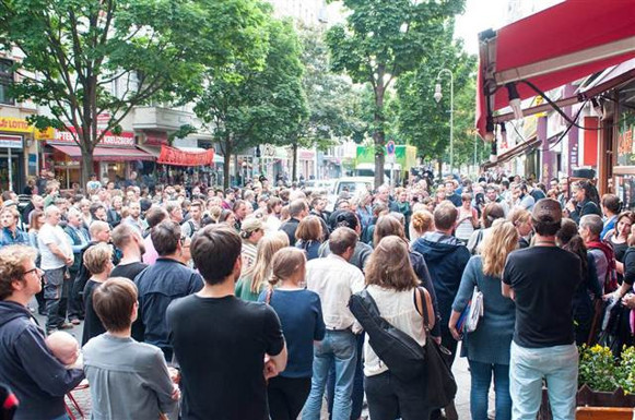 Berlinde mahalleli Bizim Bakkala sahip çıkıyor