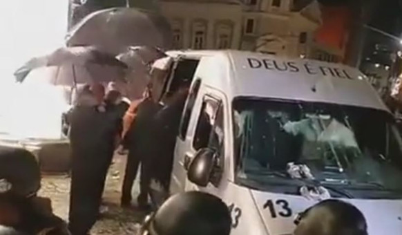 Brezilyalı bakanın politikacı kızına düğününde yumurtalı saldırı