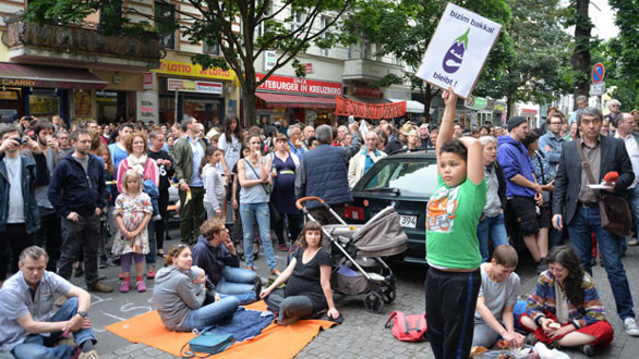 Berlinde mahalleli Bizim Bakkala sahip çıkıyor