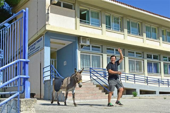 Yunanistanda halk sandık başında... Çipras oyunu attı ve ilk mesajını verdi