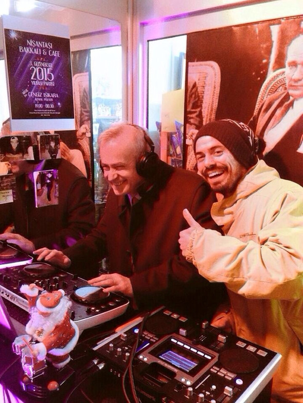 Şişli Belediye Başkanı Hayri İnönü, yılbaşı partisinde DJlik yaptı