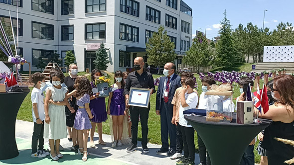 Öğrencilerden öğretmenlerine anlamlı mezuniyet armağanı