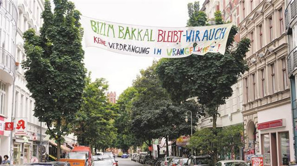 Berlinde mahalleli Bizim Bakkala sahip çıkıyor
