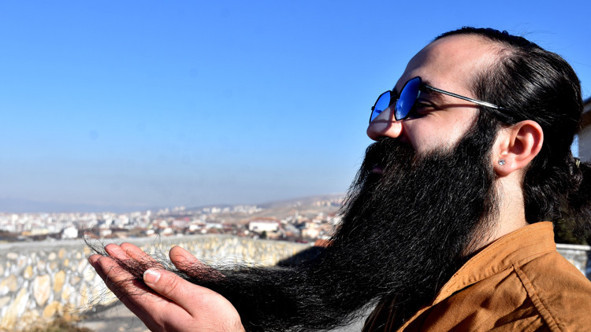10 yılda 42 santimetre uzayan sakalını 10 bin liraya satıyor