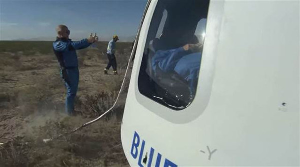 Kaptan Kirkten yeni rekor En yaşlı uzay yolcusu oldu