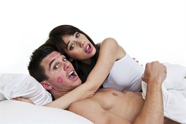 Aldatan erkeği neler ele verir