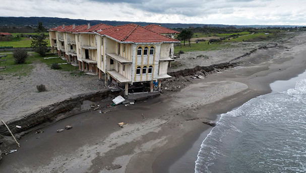 Denizdeki değişimden sonra villalar çöktü
