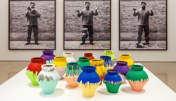 Ai Weiweinin vazosunu protesto için kırdı