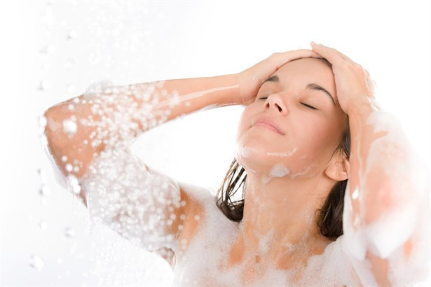 Sıcak Suyla Duş Almak Cildi Kurutuyor