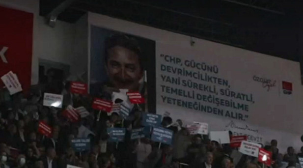 DİKKAT ÇEKEN ECEVİT PANKARTI