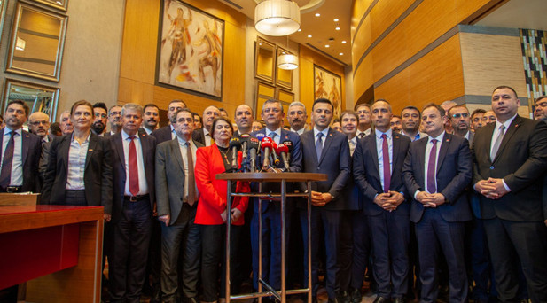Özgür Özel 81 il başkanı ile görüştü