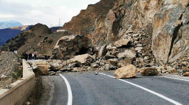 ARTVİNDE HEYELAN: KAYALAR KARA YOLUNA DÜŞTÜ