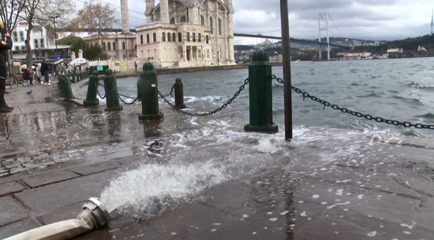 ORTAKÖYDE DENİZ YÜKSELDİ, RESTORANI SU BASTI