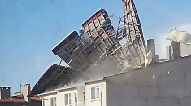 SİVASTA KUVVETLİ RÜZGAR: ÇATI UÇTU, ARAÇLAR HASAR GÖRDÜ