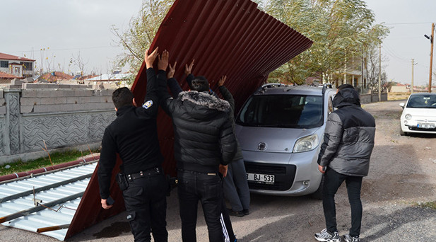 AKSARAY’DA FIRTINA: SEYİR HALİNDEKİ OTOMOBİLİN ÜZERİNE ÇATI DÜŞTÜ