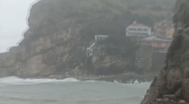 AMASRADA DALGALAR 8 METREYİ AŞTI