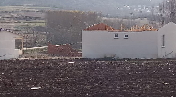 TOKATTA KUVVETLİ RÜZGAR: ÇATILAR UÇTU