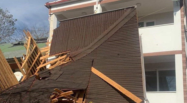 ORDUDA  AĞAÇLAR DEVRİLDİ, ÇATILAR UÇTU