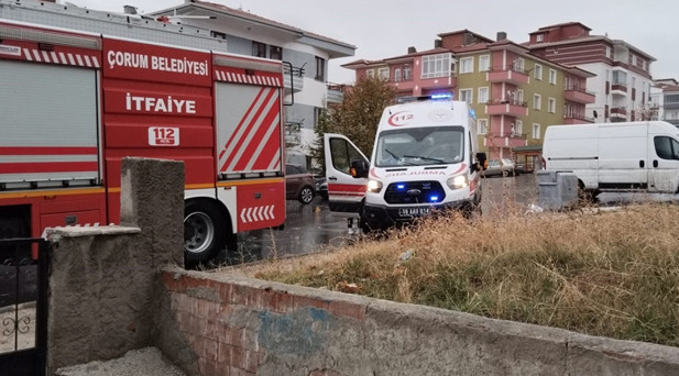 ÇORUMDA BİNAYA YILDIRIM İSABET ETTİ, AĞAÇLAR DEVRİLDİ