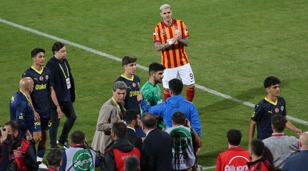 Son dakika: Süper Kupa maçında Fenerbahçe sahadan çekildi Galatasaray golü bulmuştu...