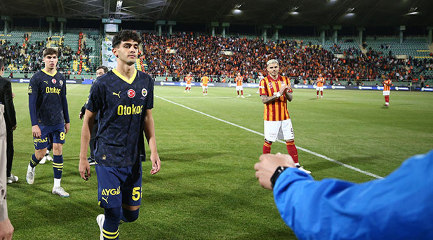 GALATASARAYLI FUTBOLCULAR ALKIŞLADI
