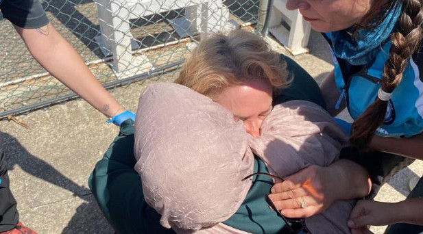 21 SAAT MAHSUR KALDI, İNER İNMEZ YERİ ÖPTÜ