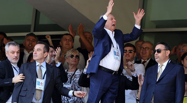 AZİZ YILDIRIM, TEZAHÜRATLARA EŞLİK ETTİ