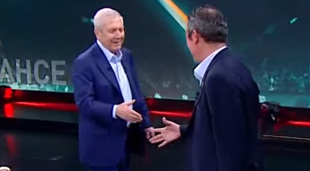 İKİLİ TOKALAŞARAK BAŞLADI