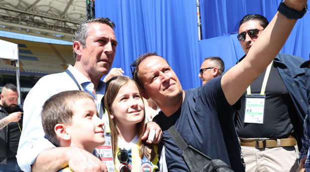 ALİ KOÇ, ÜYELERLE FOTOĞRAF ÇEKTİRDİ