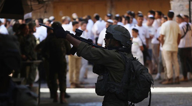 Filistin topraklarını gasbeden İsrailliler asker koruması altında Batı Şeriadaki beldelere baskın düzenledi