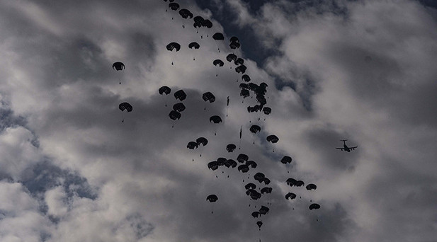 Gazzeye 3 ay sonra ilk kez havadan insani yardım indirildi