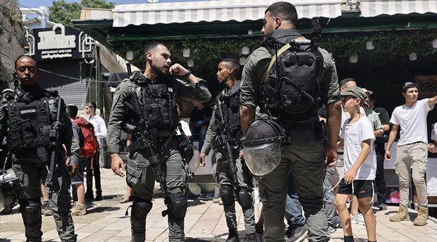 Filistin topraklarını gasbeden İsrailliler Mescid-i Aksaya baskın düzenledi