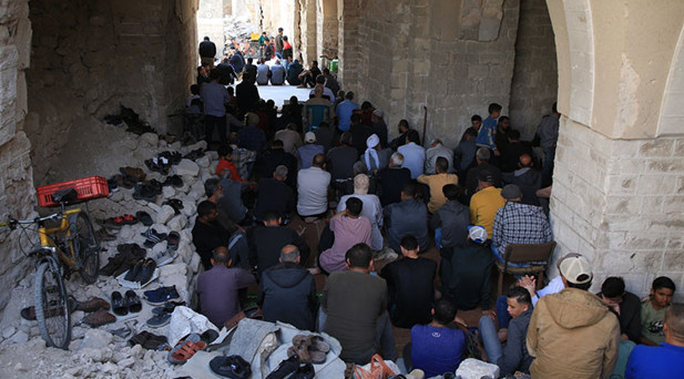 İsrail saldırılarında bir kısmı yıkılan Gazzedeki Ömer Camisinde cuma namazı