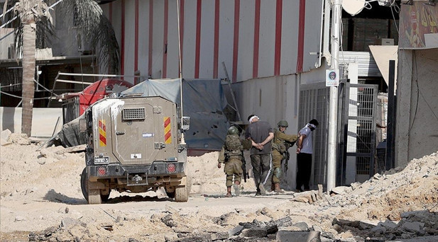 İsrail askerleri, işgal altındaki Batı Şeriada 15 Filistinliyi gözaltına aldı