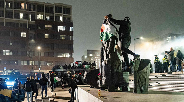 Amsterdamda Özgür Filistin sloganları