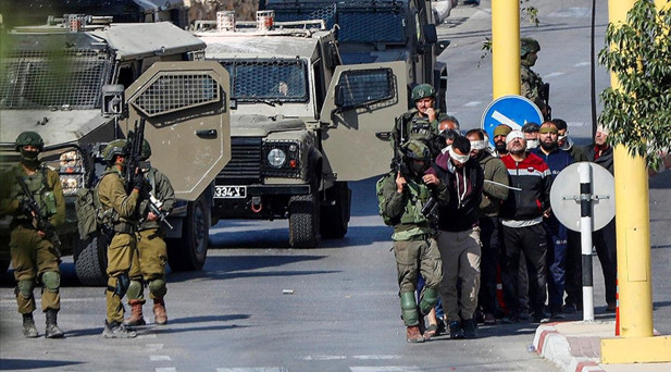 İsrail askerleri, işgal altındaki Batı Şeriada 29 Filistinliyi gözaltına aldı