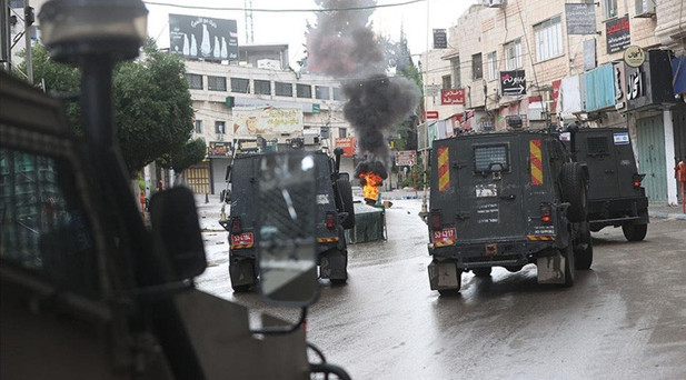 Batı Şeriada Filistin topraklarını gasbeden İsrailliler, gerçek mermilerle saldırdı