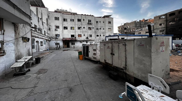 İsrail ordusu, Gazze’nin kuzeyindeki Kemal Advan Hastanesi’ni tamamen kuşattı