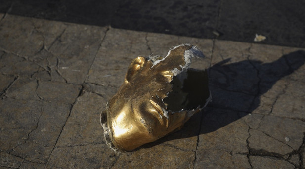 Suriyenin Hama ilindeki Hafız Esed heykeli halk tarafından yıkıldı