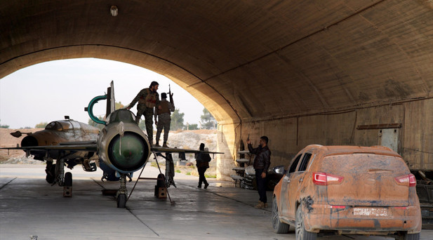 Rejim karşıtı gruplar, Hama kent merkezi ve batısındaki havaalanını ele geçirdi