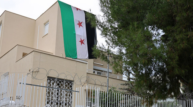 Atinadaki Suriye Büyükelçiliğine muhaliflerin devrim bayrağı asıldı