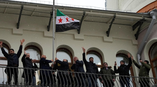 Suriyenin Moskova Büyükelçiliğinde Suriye devrimi bayrağı göndere çekildi