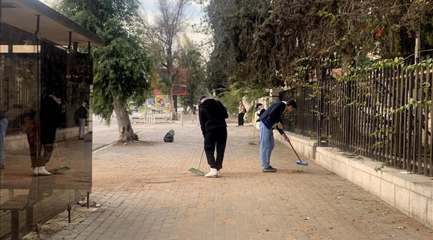 Suriyenin başkenti Şamda gönüllü gençler sokakları temizliyor