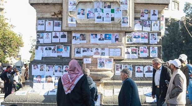 Suriyeliler, Şamın Merce Meydanına astıkları ilanlarla yakınlarını arıyor
