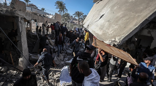 İsrailin Gazzede bir apartman dairesini vurduğu saldırıda 10 Filistinli yaşamını yitirdi